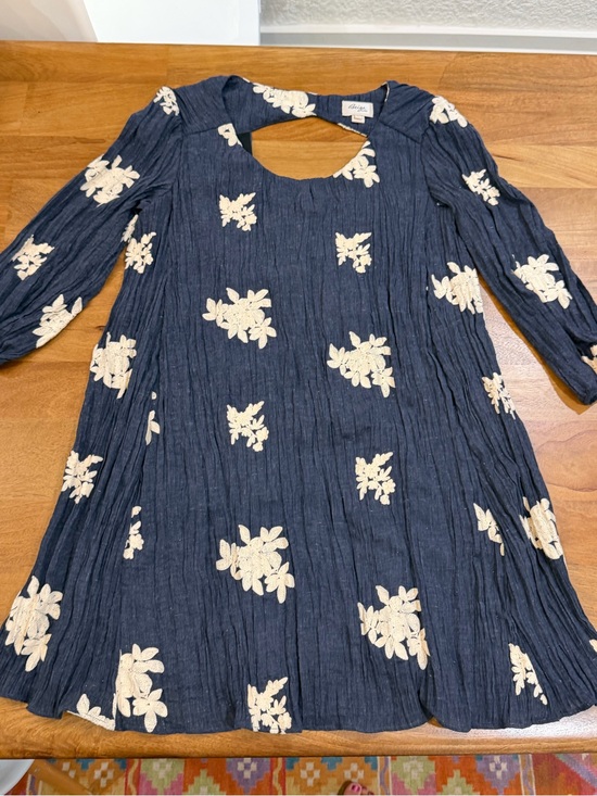 Beige by eci Dresses & Skirts - Beige by eci Navy Mini Dress with Cream Floral Embroidery Size Medium